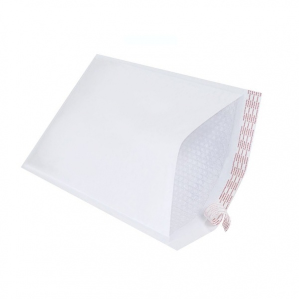 Envelopes em papel branco com proteção em plástico bolha de ar e pala autocolante.